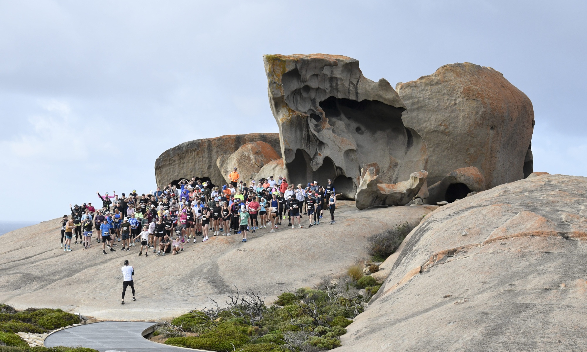 runners-on-the-remarkable-rocks